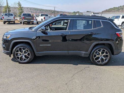 Certified 2025 Jeep Compass Limited AWD/4WD image 9