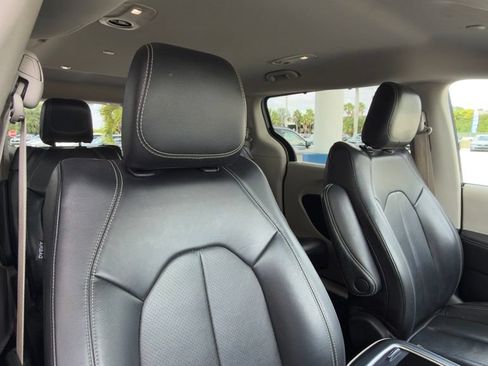 Used 2022 Chrysler Pacifica Touring-L FWD image 11
