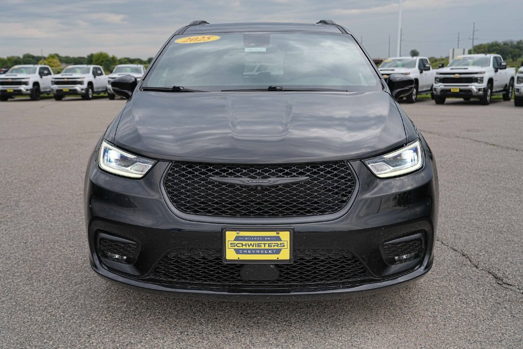 Used 2025 Chrysler Pacifica Limited FWD image 2