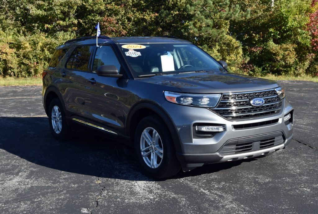 Certified 2024 Ford Explorer XLT w/ Equipment Group 202A AWD/4WD image 1