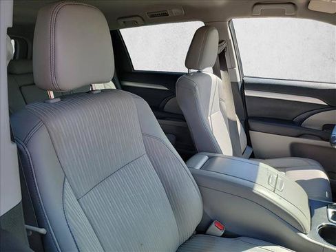 Used 2017 Toyota Highlander Plus FWD image 12