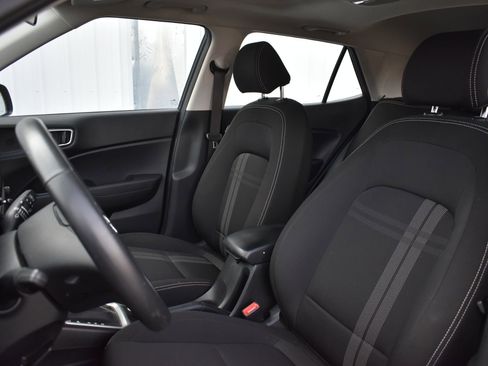 Used 2025 Hyundai Venue SEL FWD image 12
