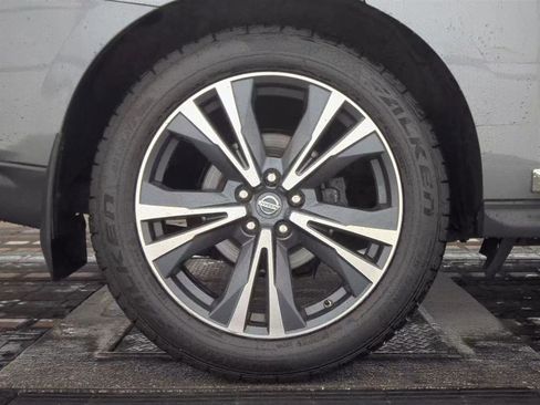 Used 2017 Nissan Pathfinder Platinum w/ Family Entertainment Package image 11