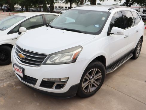 Used 2017 Chevrolet Traverse LT FWD image 3