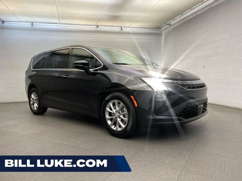 New 2027 Chrysler Pacifica Select AWD/4WD image 1