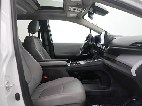 Used 2025 Toyota Sienna XLE image 11