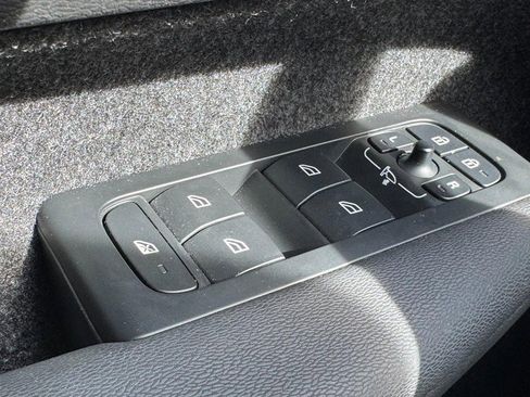 Certified 2023 Volvo XC40 B5 Ultimate w/ Protection Package Premier image 23