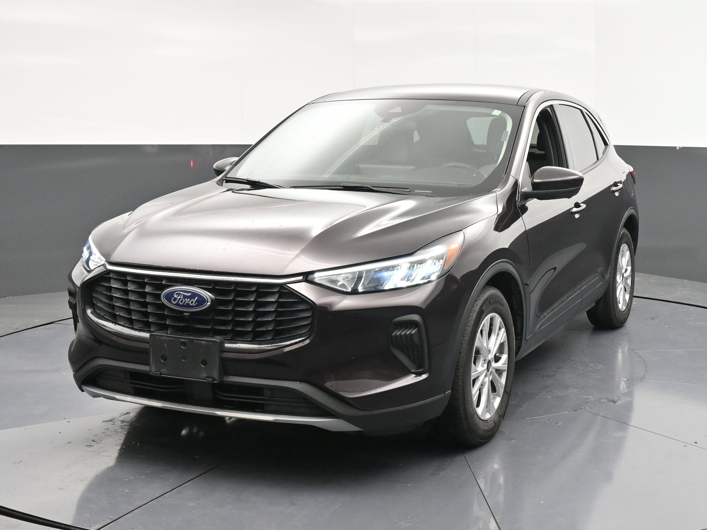 Used 2023 Ford Escape Active w/ Tech Pack #2 FWD image 1