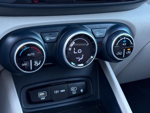 Used 2025 Hyundai Venue Limited image 21