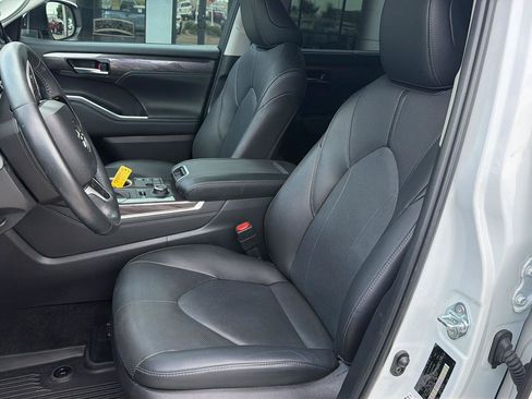 Certified 2024 Toyota Highlander Limited AWD/4WD image 12
