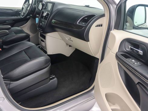 Used 2015 Chrysler Town & Country Touring FWD image 17