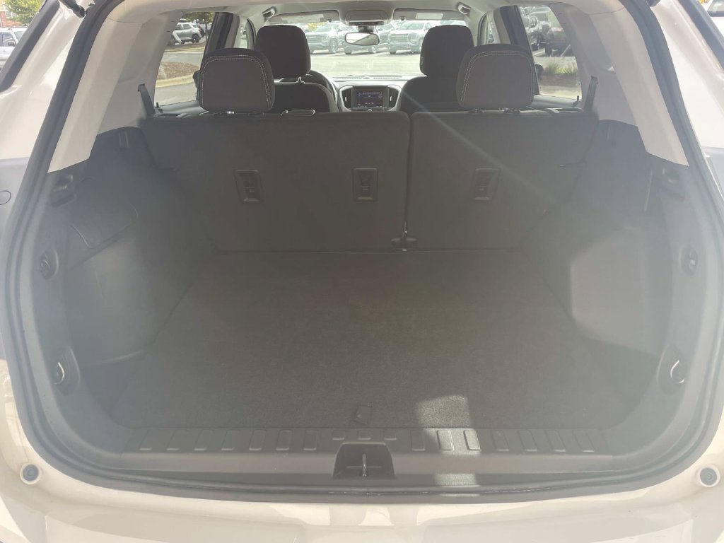 Used 2024 GMC Terrain SLE w/ Driver Convenience Package FWD image 9