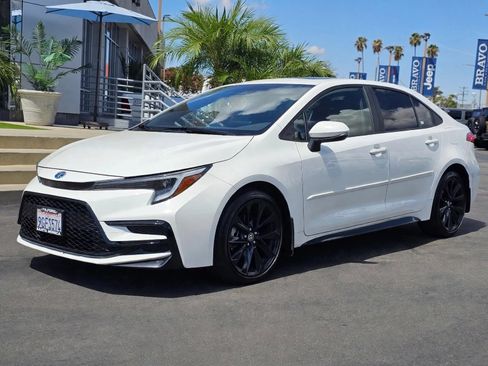 Used 2023 Toyota Corolla SE w/ SE Package FWD image 4