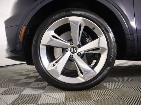 Used 2025 Bentley Bentayga V8 image 31