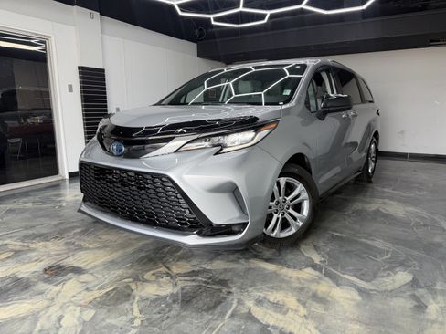 Used 2023 Toyota Sienna XSE AWD/4WD image 1