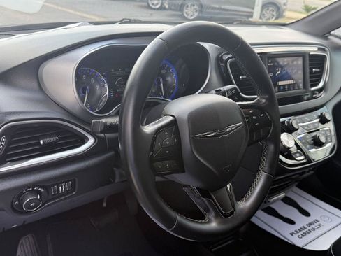 Used 2018 Chrysler Pacifica Touring Plus w/ S Appearance Package FWD image 30