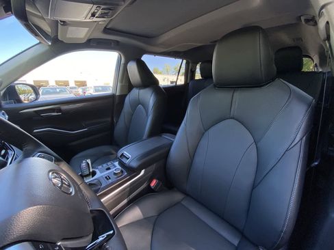Used 2026 Toyota Highlander Limited AWD/4WD image 42