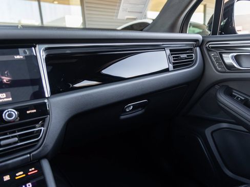 Certified 2026 Porsche Macan AWD/4WD image 30