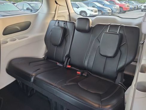 Used 2024 Chrysler Pacifica Touring-L FWD image 14