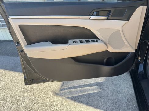 Used 2017 Hyundai Elantra SE image 2