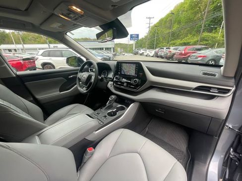 Used 2022 Toyota Highlander XLE AWD/4WD image 24