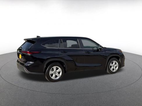 Used 2025 Toyota Highlander LE FWD image 12
