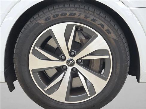 Used 2024 Audi Q8 e-tron Premium Plus w/ Premium Plus Package image 9