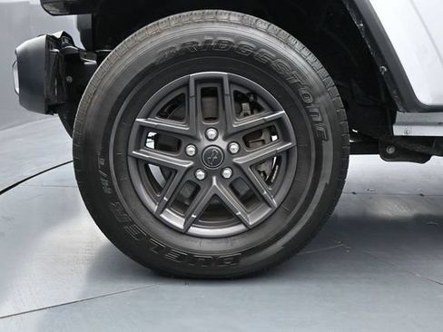 Used 2024 Jeep Gladiator Sport AWD/4WD image 25