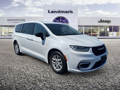 Used 2024 Chrysler Pacifica Touring-L FWD image 21