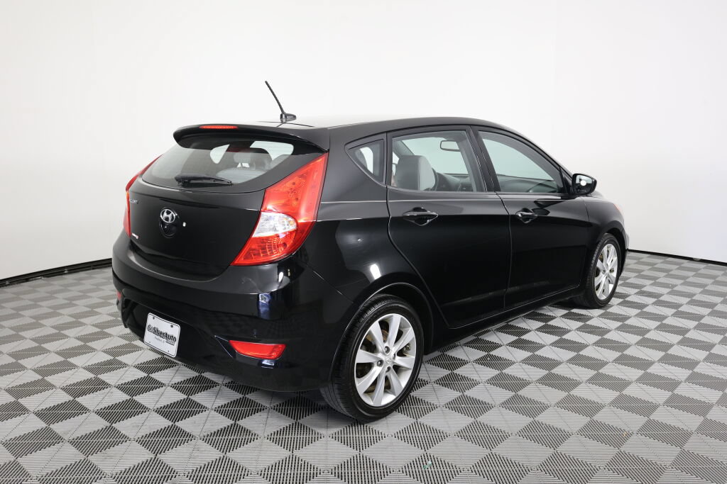 Used 2012 Hyundai Accent SE FWD image 2
