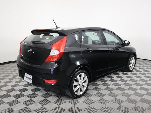 Used 2012 Hyundai Accent SE FWD image 2
