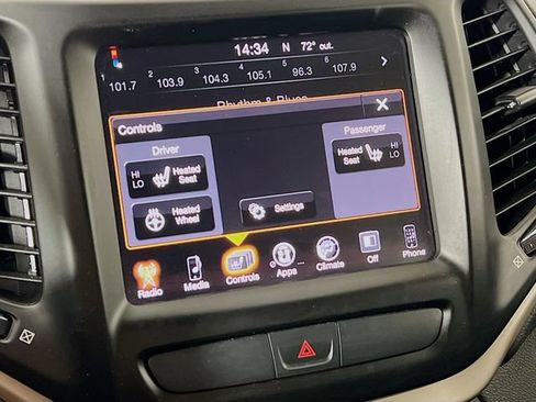 Used 2016 Jeep Cherokee Latitude w/ Cold Weather Group AWD/4WD image 20