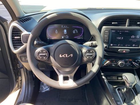 Used 2025 Kia Soul LX w/ LX Technology Package FWD image 5