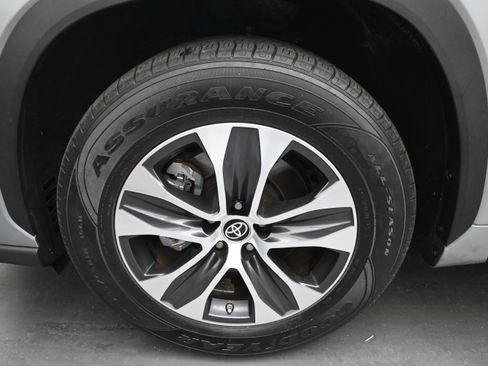 Used 2022 Toyota Highlander XLE FWD image 11