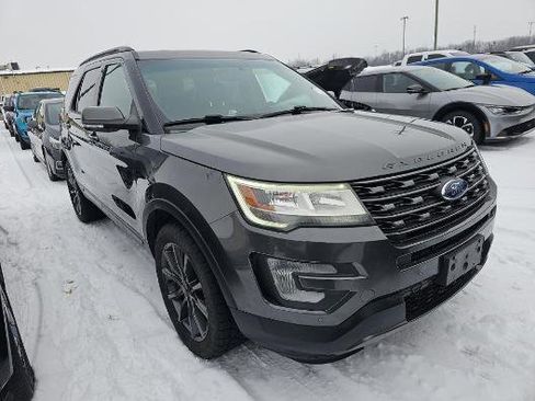 Used 2017 Ford Explorer XLT w/ Equipment Group 202A AWD/4WD image 1