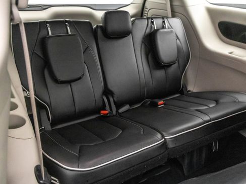 Used 2023 Chrysler Pacifica Limited FWD image 36