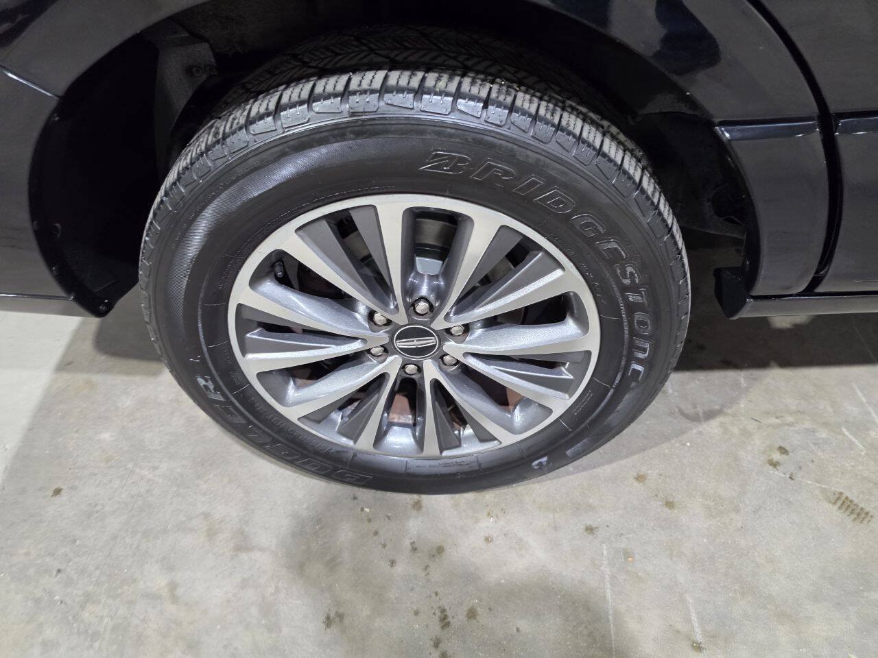 Used 2017 Lincoln Navigator Select AWD/4WD image 19