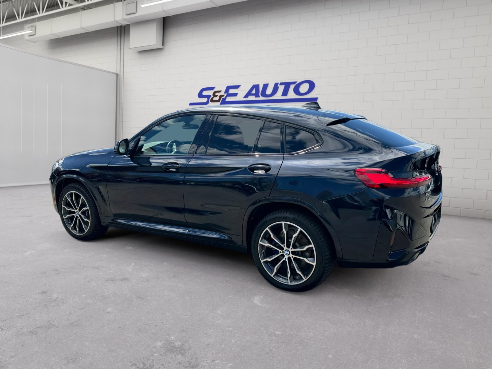 Used 2023 BMW X4 xDrive30i AWD/4WD image 3