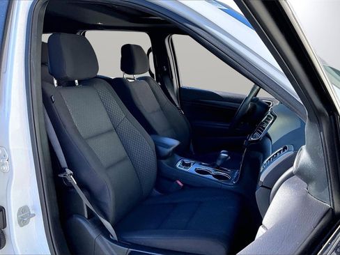 Used 2019 Jeep Grand Cherokee Laredo image 24