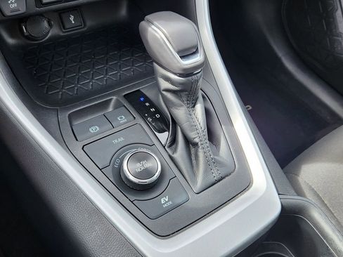 Used 2022 Toyota RAV4 SE w/ Convenience Package image 27