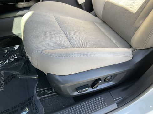 Used 2025 Nissan Rogue SV image 28