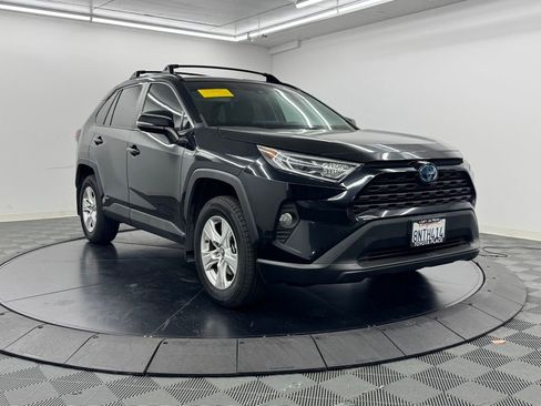 Used 2020 Toyota RAV4 XLE w/ Carpet Mat Package AWD/4WD image 3