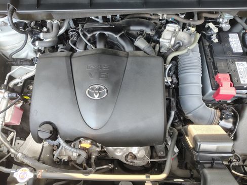 Used 2020 Toyota Highlander XLE AWD/4WD image 14