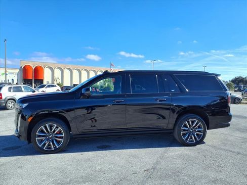 Used 2022 Cadillac Escalade ESV Sport Platinum image 4