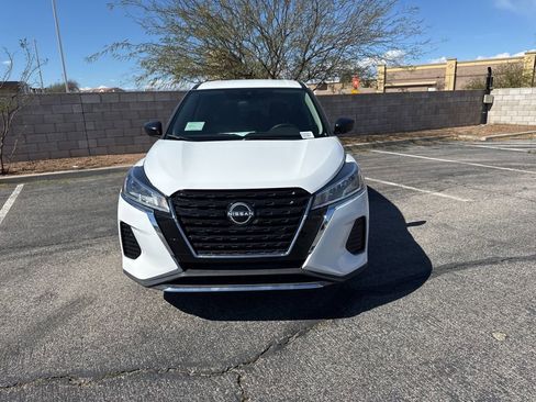 Used 2025 Nissan Kicks Play S image 2