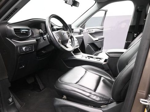 Used 2021 Ford Explorer XLT w/ Equipment Group 202A AWD/4WD image 14