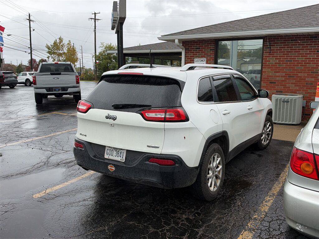 Used 2016 Jeep Cherokee Latitude w/ Cold Weather Group AWD/4WD image 3