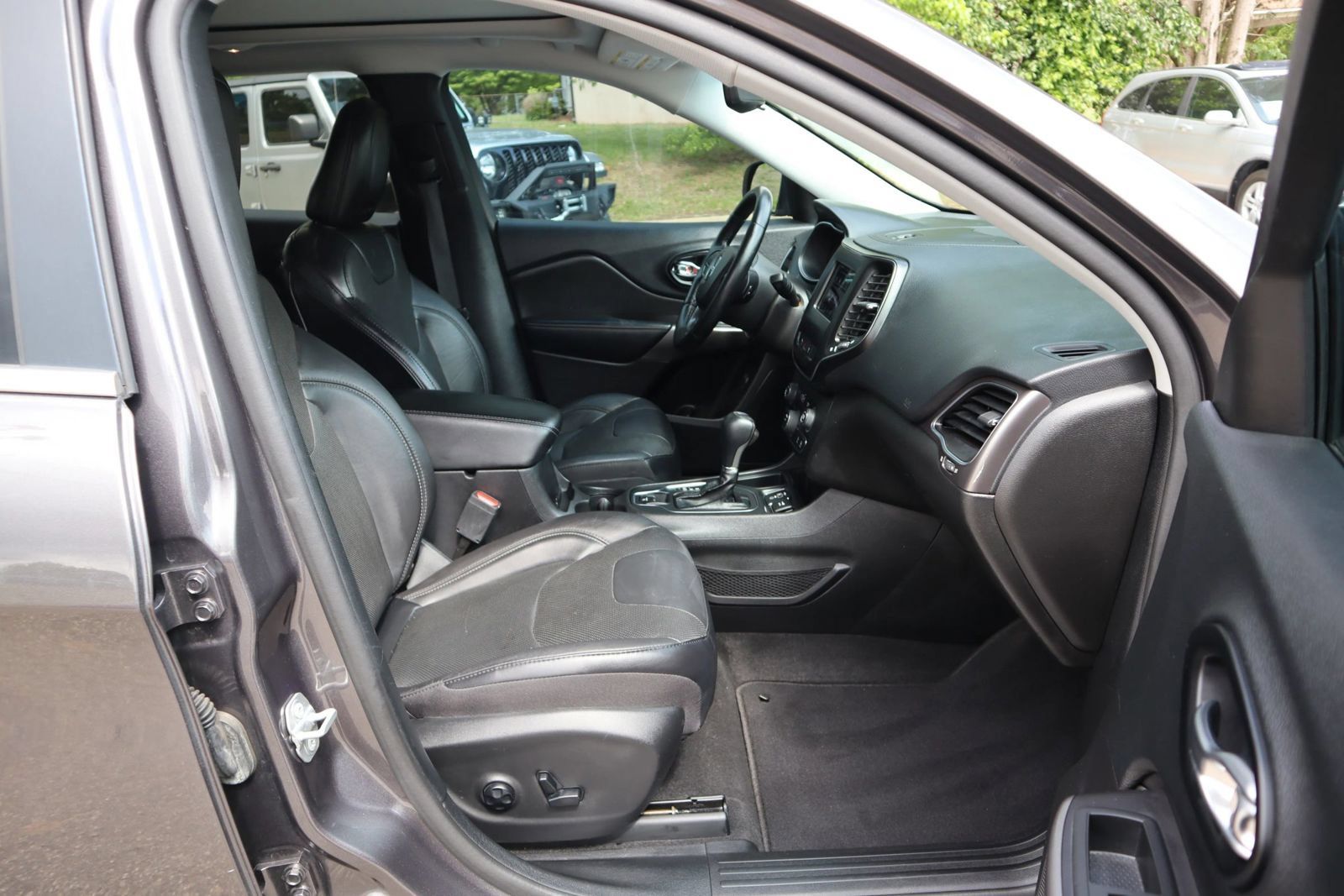 Used 2021 Jeep Cherokee Latitude Lux w/ Sun & Sound Group FWD image 18