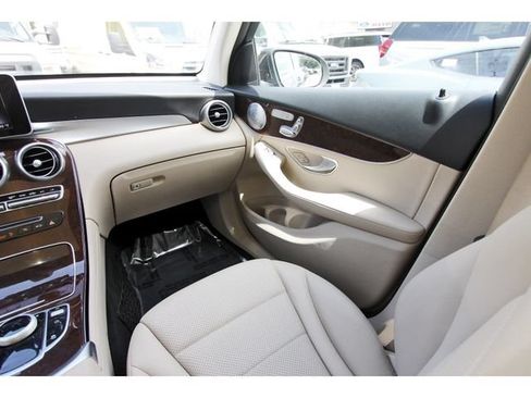 Used 2018 Mercedes-Benz GLC 300 4MATIC image 9