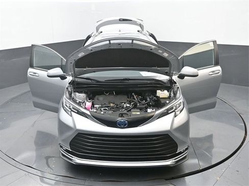 Used 2022 Toyota Sienna XLE image 37